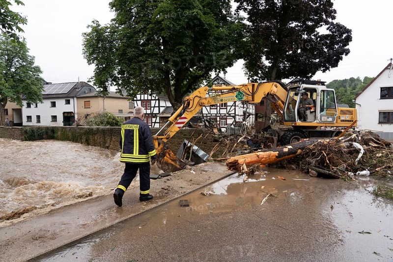 Flood in North Rhine-Westphalia, the village of Iversheim on the Erft was almost completely flooded Damage to almost all buildings and the road, clean-up work, Iversheim, district of Bad Münstereifel, North Rhine-Westphalia, Germany, Europe