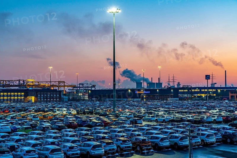 Car terminal in the Logport I inland port in Duisburg on the Rhine, vehicle handling of new cars, storage area, behind the HKM steelworks in Duisburg-Hüttenheim, North Rhine-Westphalia, Germany, Europe
