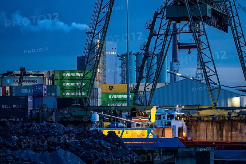 Port of Duisburg, outer harbour, container handling at the Parllelnhafen, Duisburg, North Rhine-Westphalia, Germany, Europe