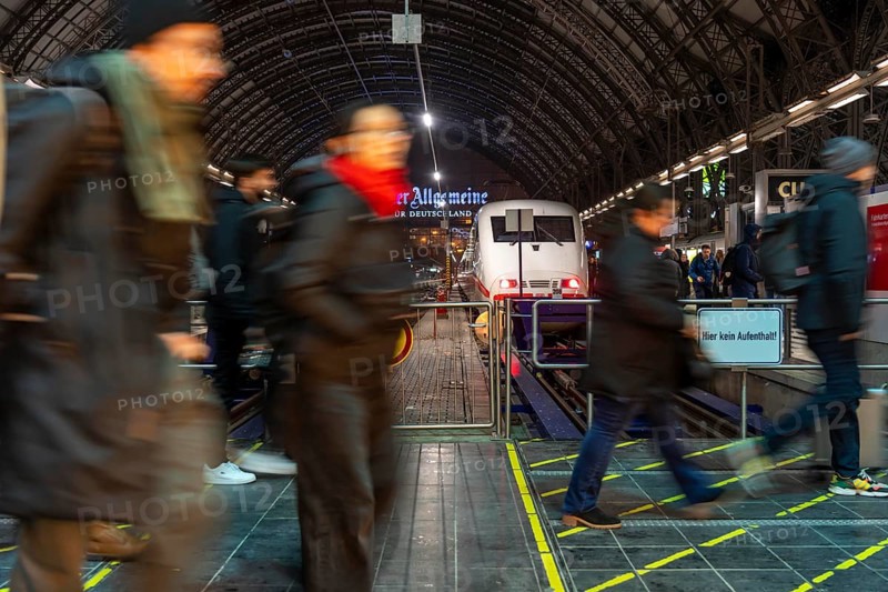 Frankfurt am Main main station, ICE train on platform, traveller, Hesse, Germany, Europe