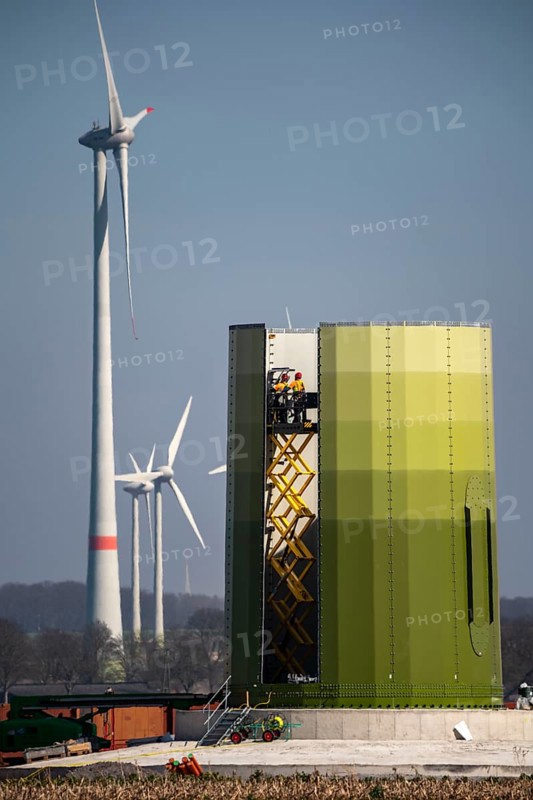 Construction of a wind turbine, Enercon steel pillar, near Kerken, Kleve district, Lower Rhine, North Rhine-Westphalia, Germany, Europe