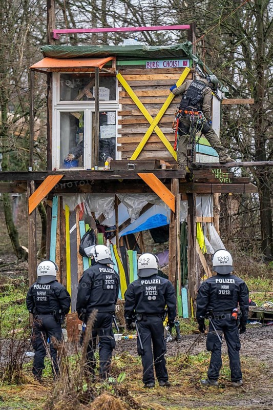 2nd day of the clearing of the hamlet Lützerath, by the police, of tree houses and huts, of climate activists, at the opencast lignite mine Garzweiler 2, Erkelenz, North Rhine-Westphalia, Germany, Europe
