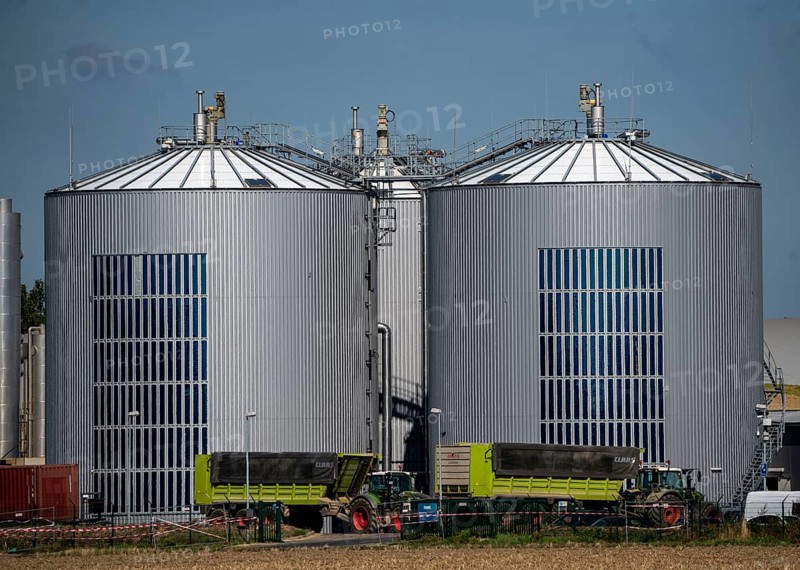 RWE biogas plant Bergheim-Paffendorf, where crops from regional agriculture, whole plant, grass and maize silage, green rye, sugar beet and lucerne are used as an energy source, the raw biogas is fed into the natural gas grid as biomethane, test plant for extremely thin and flexible organic solar film, North Rhine-Westphalia, Germany, Europe