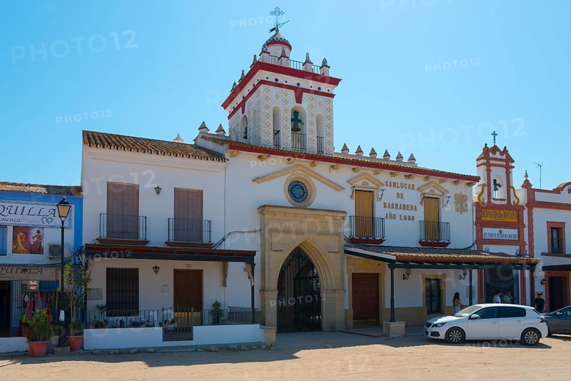 Weißes Gebäude mit Turm und vorgeparktem Auto unter einem blauen Himmel, Wallfahrtsort, Kirche, El Rocío, Rocío, Rocio, Huelva, Andalusien, Spanien