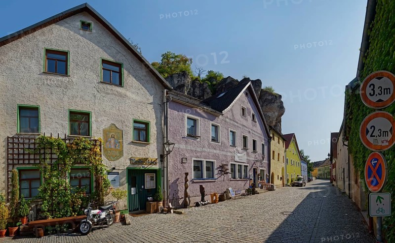 Bright, cobbled alleyway Vils Gasse with colourful buildings and rock face in the background, Kallmünz, Upper Palatinate, Bavaria, Germany, Europe