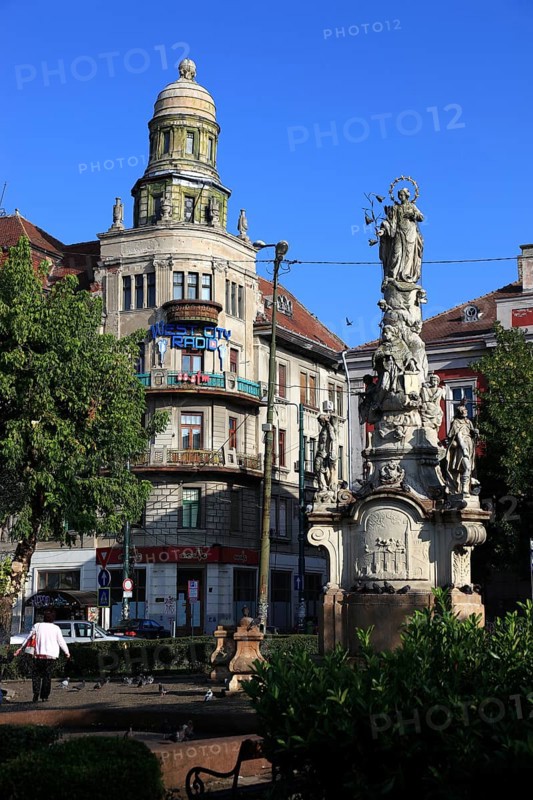 Old town, at Piata Libertatii, Freedom Square, baroque Marian column with St John of Nepomuk, Timisoara, Timisoara, Banat, Romania, Europe