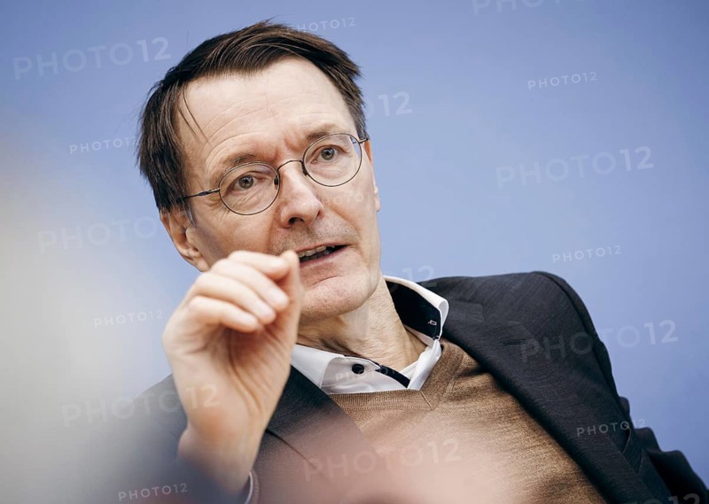 Karl Lauterbach (SPD), Federal Minister of Health, speaking at a federal press conference on the topic of quality of care and successful treatment 'Äì that'Äì why inpatient care must now be revolutionised, in Berlin, 30.01.2024