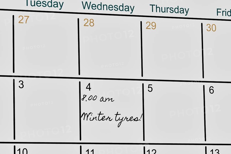 Symbolic image: Appointment calendar with note for tyre change
