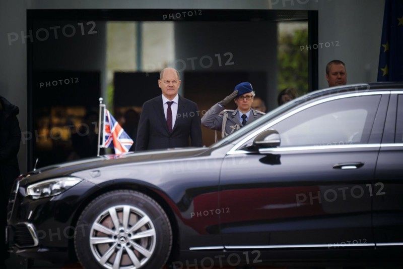 Olaf Scholz (SPD), Federal Chancellor, stands in front of the arriving limousine of Rishi Sunak, Prime Minister of the United Kingdom of Great Britain and Northern Ireland, Berlin, 24 April 2024