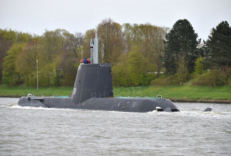 Warship, submarine, submarine TKMS Submarine 01 sailing in the Kiel Canal, Kiel Canal, Schleswig-Holstein, Germany, Europe