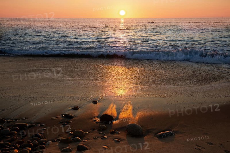 Puerto Vallarta beaches, sunsets and scenic ocean views near El Malecon and Golden Bach zone