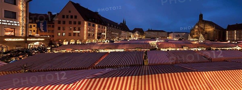 Christmas market on the main market square in the evening, Nuremberg, Central Franconia, Germany, Europe