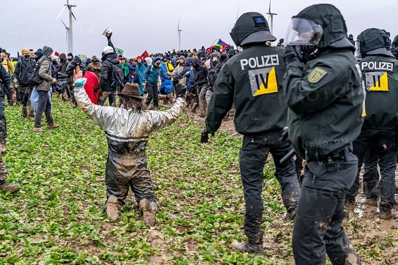 Violent clashes between thousands of demonstrators and the police, after a demonstration against the demolition of the brown coal village of Lützerath, the demonstration participants try to get to the rest of the village, Lützerah, and storm it, the police prevent this with a large contingent of forces, Erkelenz, North Rhine-Westphalia, Germany, Europe