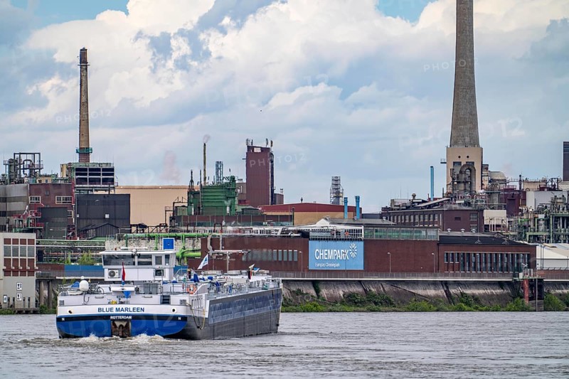 Chempark Krefeld-Ürdingen, around 40 companies are located in the chemical park on the Rhine, there are 3 chemical parks in North Rhine-Westphalia, cargo ship on the Rhine, Germany, Europe