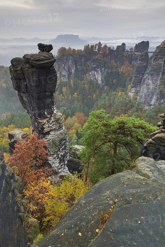 View over the rock tower Wehlnadel and the valley Wehlgrund in autumn, Saxon Switzerland, Sächsische Schweiz, Saxony, Germany, Europe