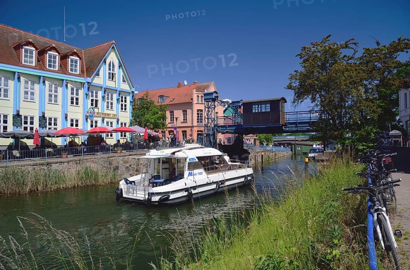 Europe, Germany, Mecklenburg-Western Pomerania, Plau am See, Lake Plau, Elde-Müritz waterway, lift bridge built in 1916, motor yacht, Plau am See, Mecklenburg-Western Pomerania, Germany, Europe