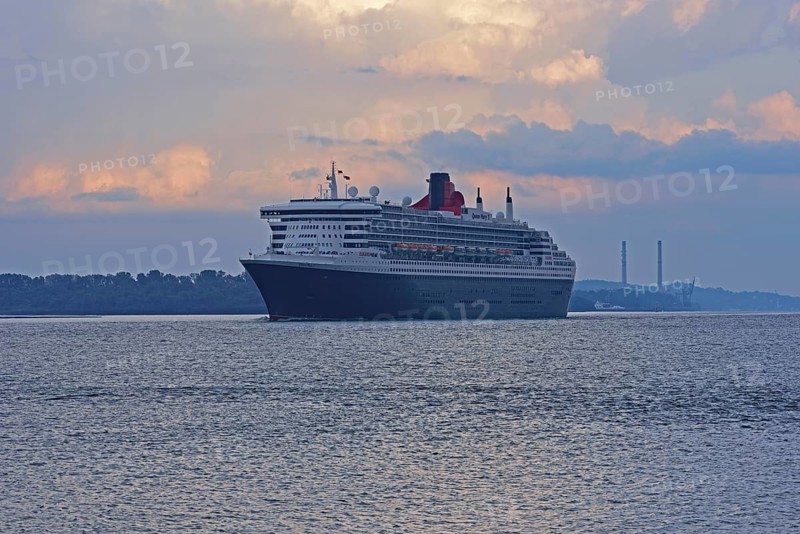 Europe, Germany, Hamburg, Elbe, passenger ship Queen Mary 2 leaves Hamburg, cloudy sky, romantic atmosphere, evening light, Europe