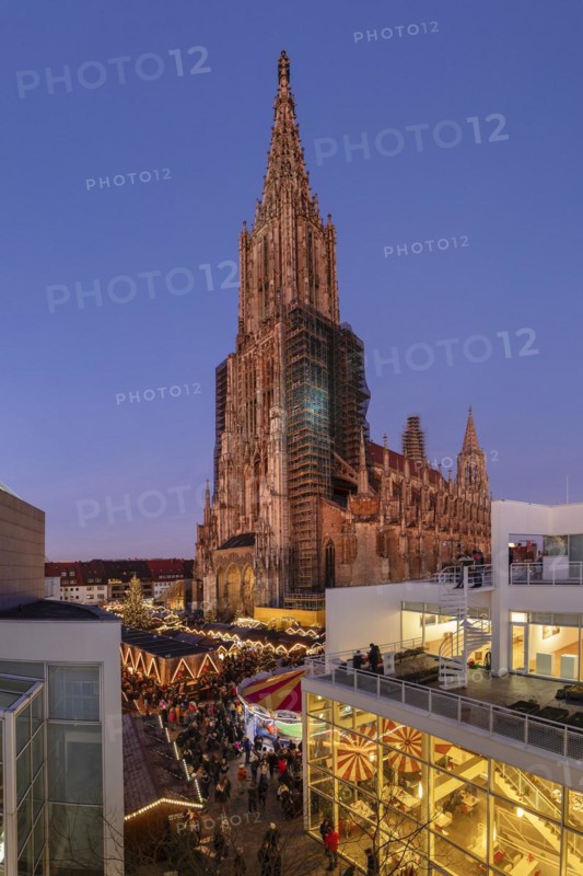 Christmas market in front of the cathedral on Münsterplatz, Ulm, Baden-Württemberg, Upper Swabia, Germany, Ulm, Baden-Württemberg, Germany, Europe