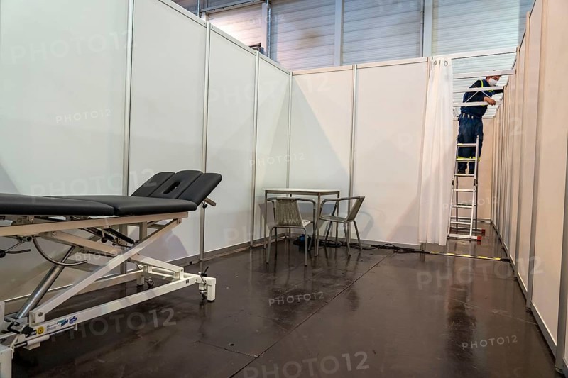 Construction of a vaccination centre for corona vaccinations, in a hall at Messe Essen, by the city, the fire brigade and various aid organisations, construction of 12 vaccination lines for daily vaccination of up to 2, 400 people, operated by the North Rhine-Westphalia Association of Statutory Health Insurance Physicians, vaccination booths for the 12 vaccination lines