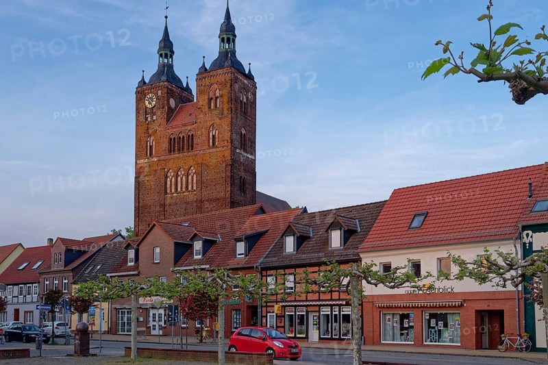 The Große Brüderstraße with half-timbered houses and the Petrikirche church in the town centre of Seehausen in der Altmark. Hanseatic town of Seehausen, Saxony-Anhalt, Germany, Europe