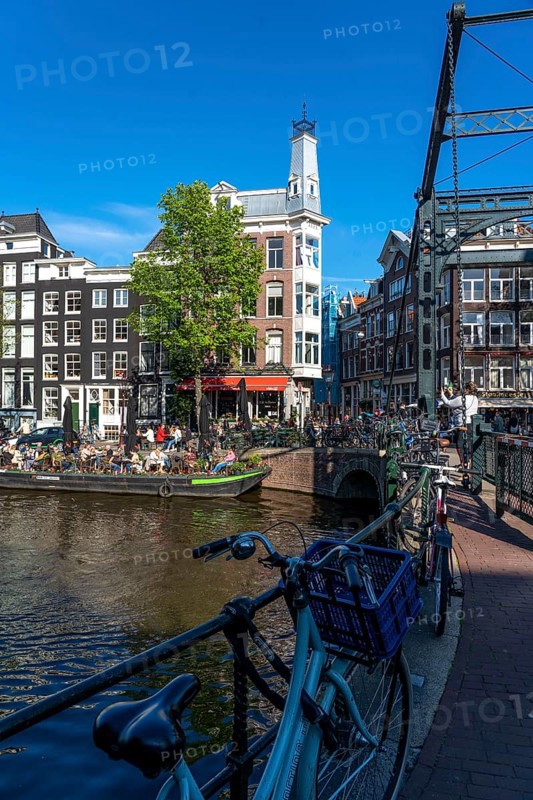 Houses on the Kloveniersburgwal canal, old town of Amsterdam, canal belt, Aluminiumbrug, café with terrace on a pontoon boat, Amsterdam, Netherlands