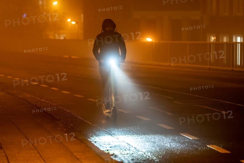 Scooter, e-scooter, darkness, inner city traffic, Rüttenscheider Straße, bicycle lane, fog, autumn, winter, evening traffic, North Rhine-Westphalia, Germany, Europe