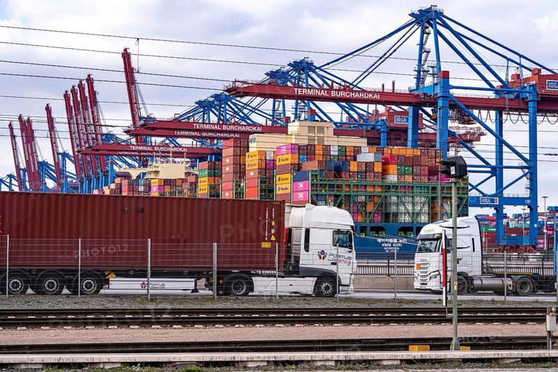 Port of Hamburg, Waltershofer Hafen, container ships, lorries bring and collect freight containers to and from HHLA Container Terminal Burchardkai, Hamburg, Germany, Europe