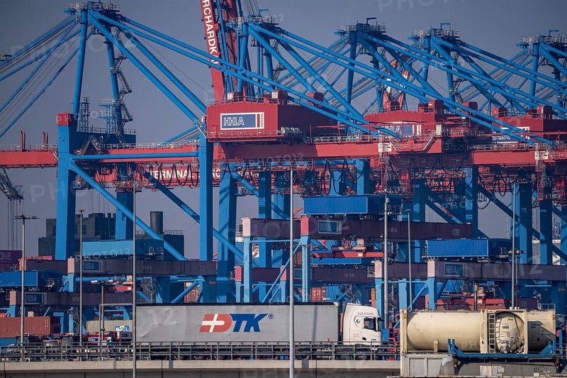 Port of Hamburg, Waltershofer Hafen, A7 motorway, container ship, HHLA Container Terminal Burchardkai, Hamburg, Germany, Europe