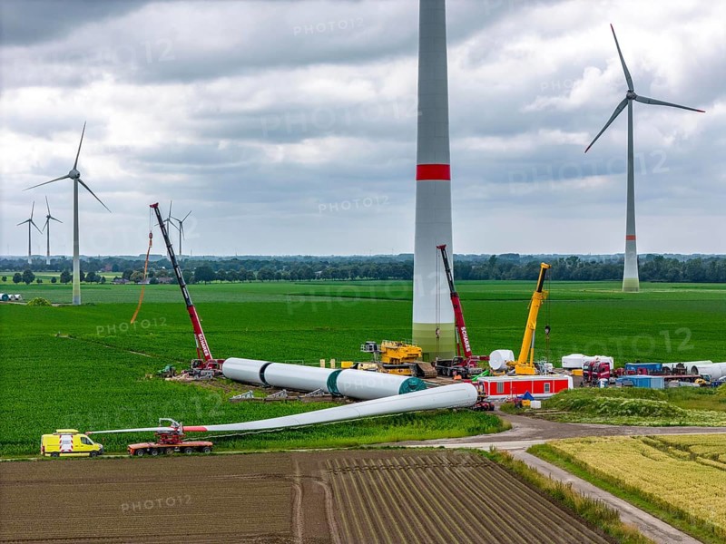 Transport of a 70 metre long rotor blade, construction of a wind power plant in a wind farm near Issum, 9 older wind turbines from the manufacturer Enercon (model series E-58), which have been in operation for over two decades, are being replaced by a total of four Enercon E-160 turbines, under construction, with a total output of 22 megawatts, Lower Rhine, North Rhine-Westphalia, Germany, Europe