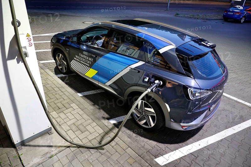 Refuelling a Hyundai NEXO fuel cell vehicle with H2 at a hydrogen filling station, Berlin, 18/08/2020