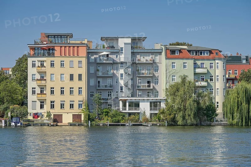 Residential buildings on the Dahme, Gutenbergstraße, Köpenick, Treptow-Köpenick, Berlin, Germany, Europe