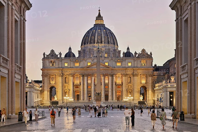 Tourists at the cathedral, St Peter, St Peter's Basilica, Vatican palaces, St Peter's Square, Vatican, Rome, Lazio, Italy, Europe