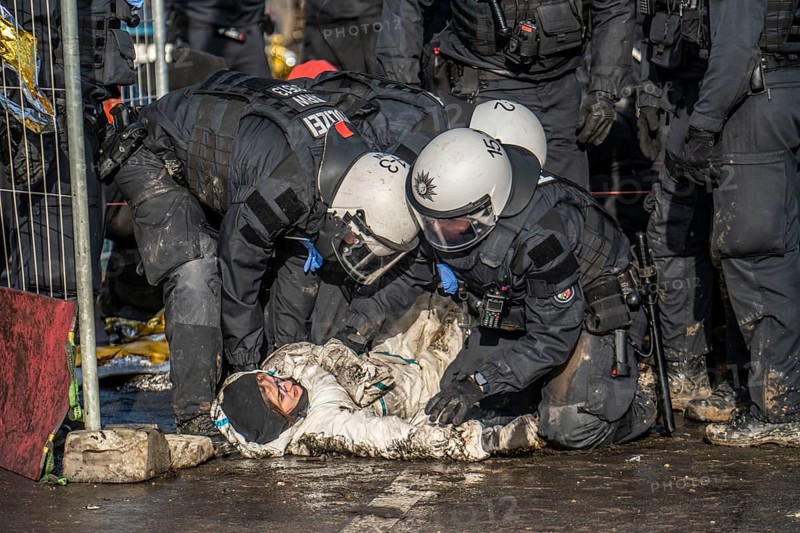 Beginning of the eviction of the Lützerath hamlet, camp of climate activists and squatters, at the Garzweiler 2 opencast lignite mine, by the police, Erkelenz, North Rhine-Westphalia, Germany, Europe