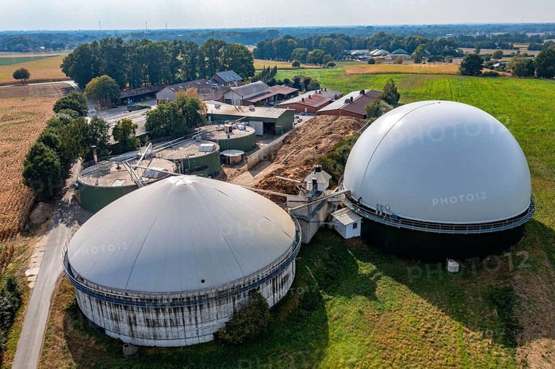 Biogas plant, gas storage, with dome, fermenter tanks for the fermentation process, use of solid manure as energy source, on a farm near Lippling, close to Delbrück in East Westphalia, in the district of Paderborn, 1.5 megawatts of electrical power, production of district heating for homes in the region, North Rhine-Westphalia, Germany, Europe
