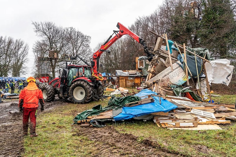 2nd day of the clearing of the hamlet Lützerath, by the police, of tree houses and huts, of climate activists, at the opencast lignite mine Garzweiler 2, Erkelenz, North Rhine-Westphalia, Germany, Europe