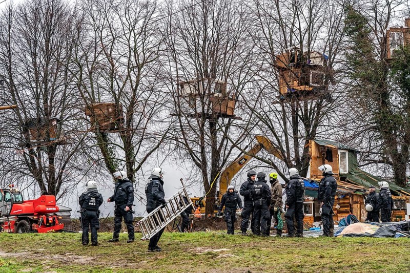 2nd day of the clearing of the hamlet Lützerath, by the police, of tree houses and huts, of climate activists, at the opencast lignite mine Garzweiler 2, Erkelenz, North Rhine-Westphalia, Germany, Europe