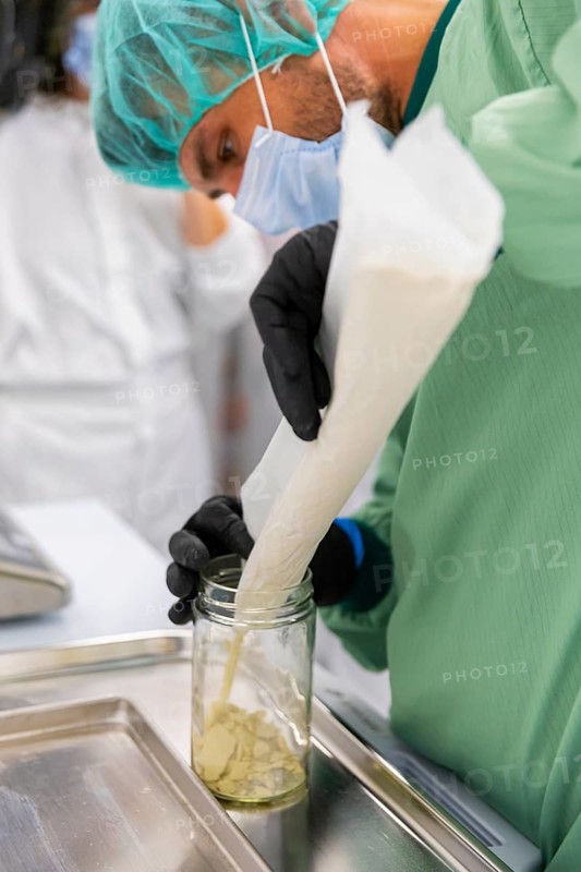 DEU/Saxony/Ebersbach The Saxon cannabis producer Demecan is now the first German company to be authorised to cultivate medicinal cannabis indefinitely under the new Cannabis Act. The company had been authorised to produce since 2019, albeit subject to conditions such as a maximum production quantity or regulated distribution. These conditions will now no longer apply, which will improve the supply situation for medicinal cannabis. The Federal Government Commissioner for Addiction and Drug Issues Burkhard Blienert and Health Minister Petra Köpping took a tour of the production facility to find out more about the production of medicinal cannabis., Federal Drug Commissioner Burghard Blienert and Health Minister Petra Köpping visit Saxon cannabis producer Demecan, Ebersbach, Saxony, Germany, Europe