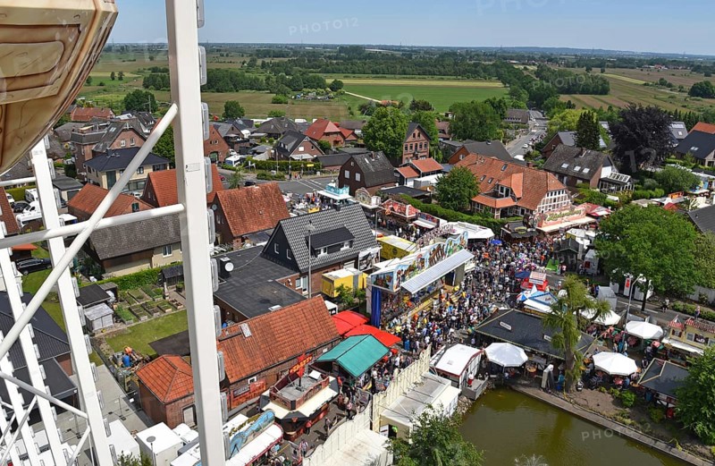 Europe, Germany, Hamburg metropolitan region, Lower Saxony, Stade district, Buxtehude, Neukloster, Whitsun market, approx. 130 showmen every year, view of the marshland and B73 from the Ferris wheel, Europe