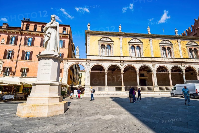 Dante monument in Piazza dei Signori, Verona, Veneto, Italy, Europe