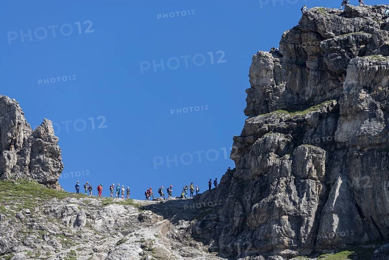 Mountaineers on the Hindelanger via ferrata, Allgäu Alps, Allgäu, Bavaria, Germany, Europe