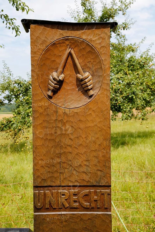 Station trail in Altstreußlingen, wooden motif steles by master sculptor Roland Nehm, art in public spaces, carvings, writing, inscription injustice, two hands break staff, relief, theme trail, circular tour, hiking trail, part of the paths of reflection and contemplation in the Ehinger Alb, Altstreußlingen, Swabian Alb, Baden-Württemberg, Germany, Europe