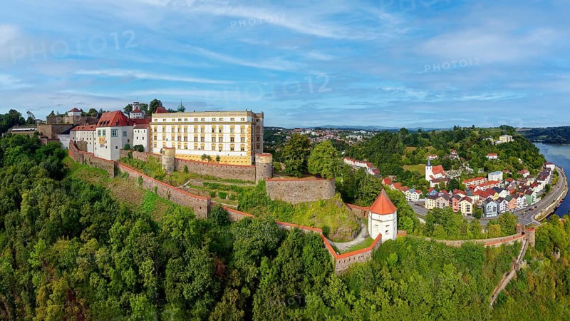 Veste Oberhaus, built 1219-1800, on the right Ilzstadt with the mouth of the river Ilz, aerial view, Dreiflüssestadt Passau, district-free university town, administrative district of Lower Bavaria, Eastern Bavaria, Bavaria, Germany, Europe