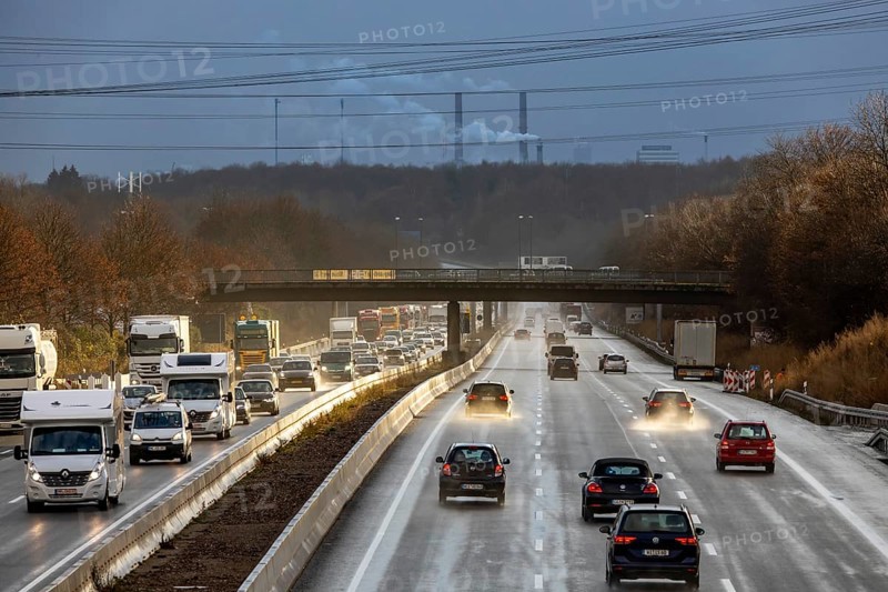 Motorway A3 between Opladen and Leverkusen, rainy weather, autumn, heavy traffic, in the background the Chempark Leverkusen
