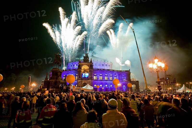 Fireworks display for the opening of the Opera Ball on the theatre square