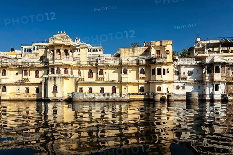 City Palace complex on Lake Pichola, Udaipur, Rajasthan, India, Asia