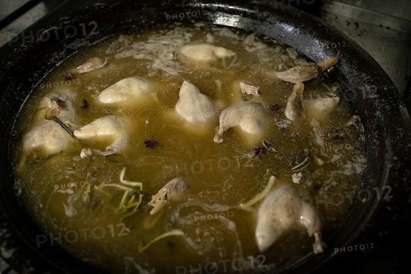 Cooking ducks in eternal soup at the Mei Yuan restaurant in the Jinlin Hotel, Nanjing, China, Asia
