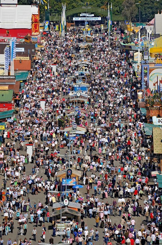 Crowds of people in the street of the beer tents, main street, Oktoberfest, Wies'n, Wiesn, Munich, Upper Bavaria, Bavaria, Germany, Europe