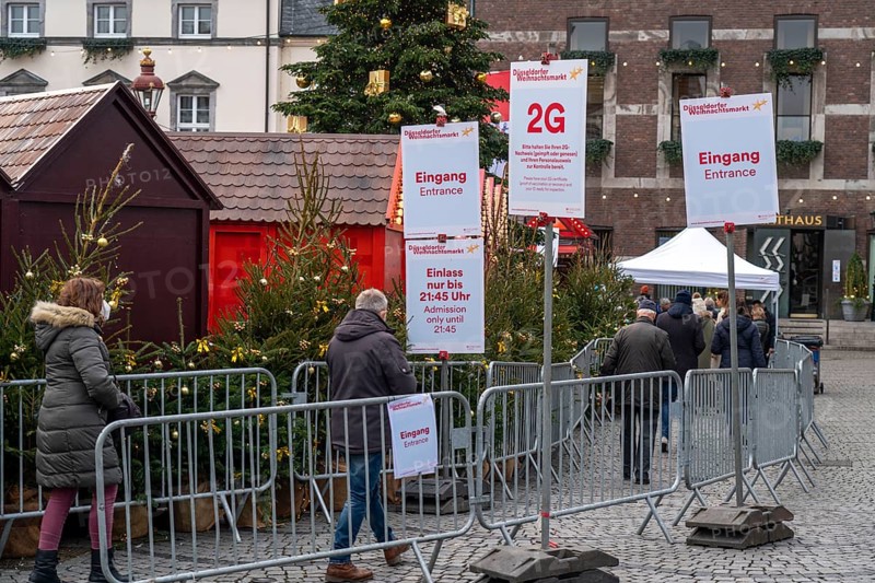 Christmas market Düsseldorf, Old Town, market square at the town hall, access only according to 2G rules, vaccinated, recovered, access control, Düsseldorf, North Rhine-Westphalia, Germany, Europe