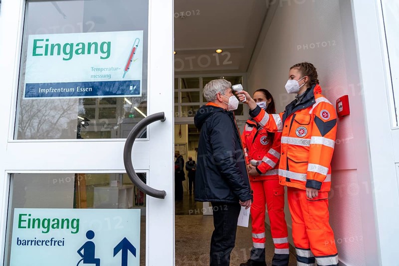 Entrance area with fever measurement, test run in the vaccination centre for the corona vaccinations, in a hall of Messe Essen, by the city, the fire brigade and various aid organisations, 12 vaccination lines for a daily vaccination of up to 2400 people, operated by the North Rhine-Westphalia Association of Statutory Health Insurance Physicians