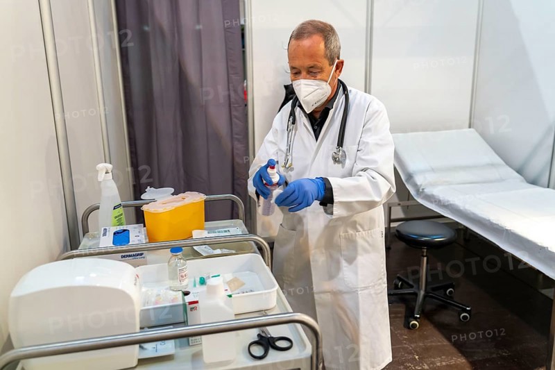 Vaccinator prepares a vaccination, during the test run in the vaccination centre for the corona vaccinations, in a hall at Messe Essen, by the city, the fire brigade and various aid organisations, 12 vaccination lines for a daily vaccination of up to 2400 people, operated by the North Rhine-Westphalia Association of Statutory Health Insurance Physicians